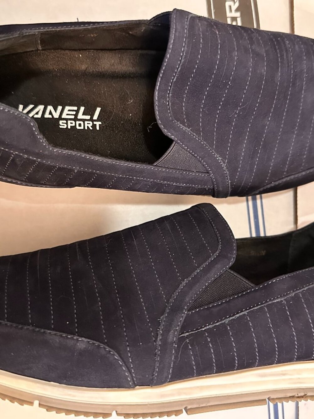 Vaneli Sport NAVY 9.5w Slip-0n Casual Flats MUST HAVE